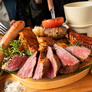 肉だけで総重量1kg以上の名物肉盛りは必食！