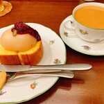 森のらくだ - 桃のロールケーキとミルクティー　器もいいです。