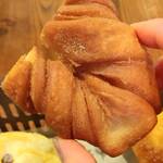 新橋ベーカリー - ツイストドーナツはカラリと揚がってて美味しい。