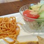 新橋ベーカリー - サラダに付け合わせのナポリタン