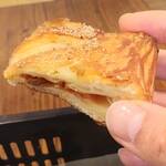 新橋ベーカリー - トマトソースとチーズが入ってて美味しかったです。