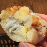 新橋ベーカリー - ゴボウサラダと卵フィリングの入ったパン。この日一番のお気に入り。