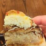 新橋ベーカリー - コロッケサンドは４分の１でもかなりのボリューム。