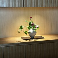 日本料理FUJI - カウンター席7席、お料理の組み立てを見られる好みのキャパです。この日のセンターの室礼　　