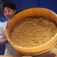 鮨 おにかい×2 - こんなに大きな寿司桶で、白いコシヒカリから、 仕上げるパフォーマンスが楽しい