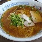 食堂 イタミ - 中華そば　見た目より味とコクがしっかりしていてウマウマです