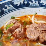 蘭州拉麺店 火焔山 - 牛肉ブロック。