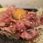 車橋もつ肉店 - 炙りユッケ