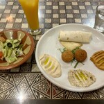 アラビアレストラン　ゼノビア - （左）サラダ　（右）マッザ、ファラフェル、サンブーサ、シャワルマ　（中央奥）マンゴージュース