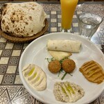 アラビアレストラン　ゼノビア - （左奥）ナン