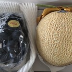 三びきの子ぶた - 静岡メロン5000円　ピオーネ一房2000円