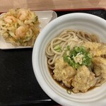 ウドンゴヤ - 海老かき揚げ280円、とり天4ぶっかけ(麺量300g)850円。野菜たっぷり使ったかき揚げにプリップリの海老が入ってて食べ応え抜群。とり天は胸肉からもも肉に変更されていた。もちろん美味しい。