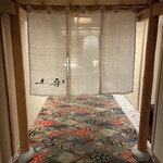 吉祥やまなか - 夜食処へ暖簾をくぐって花絨毯の先に！