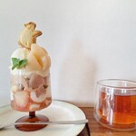 ハナツムリ - 【2024.07】桃のパフェ(税込1,100円)、紅茶(税込520円)