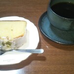 お食事処 多七 - ウイークエンドシトロンケーキ、ネット購入の雪詩慕雲のアロマブレンド。