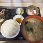 魚の松本 - ご飯、巨大味噌アラ汁、刺身、漬け物