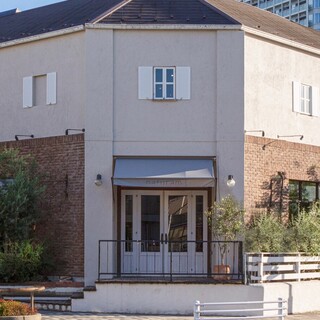 木の温もり溢れるアンティークレンガの一軒家レストラン