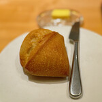 銀座 大石 - パン。 熱々で香ばしい香りが漂うんですが、ここは少しがまんです。 ここの料理はまだまだ始まったばかり。