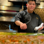 銀座 大石 - 豚のいろんな部位を使ってそのコラーゲンで固めたテリーヌ完成。 このドヤ顔がなんかシャクだけど、どうしてもシェフにフォーカス合わして しまう。。 主役は料理なんだけど・・