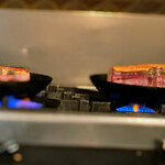 銀座 大石 - ここは、火入れにはほぼフライパンとサラマンダーしか使わないようです。 あとでわかりますが、素晴らしい火入れなんですが、フライパン１つでアレができちゃうんですね。 今は、科学特捜隊みたいな調理器がいっぱいあるんだけどね。 どちらがカッコいいかは、言わずもがな。 けっこうな時間をかけて各面を焼いていきます。