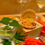 銀座 大石 - マンゴーとパッションフルーツ、そしてフォアグラのモナカ。 これはもう旨いに決まってます。 ビスケットの欠片が食感を創り出して楽しい。 そしてこのモナカだけにペアリングされた甘口のワインが旨い。