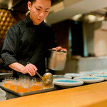 銀座 大石 - 既に第2皿の準備が進んでいます。 ライブ感たっぷり。 ただし、このステージの真の迫力は、まだまだこれからですが。