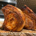 銀座 大石 - １時間以上かけて秋田ポークが焼き上がりました。 中がどんな焼き具合なのか、これはもう経験値の賜物ですね。