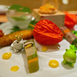 銀座 大石 - 第一関門、この店の最初の試練でもある八寸。 手前が、野菜とホタテのテリーヌ。 丁寧に手間ヒマかけて作られてます。 そして左が鮎のコンフィ。 低温でじっくり揚げられてます。 甘くほろ苦い味わい。 テリーヌの量は、標準よりも少なめ。 よく食べる人は、この３倍くらい。