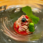 銀座 大石 - 上の葉山葵の下はこんな感じ。 ししとうとブルーベリーも加わって、スパイシーで甘酸っぱい。 とても素敵なソースに絡まったカツオが旨いんです。 ここは絶対、赤身系魚ですね。