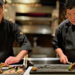 銀座 大石 - ラムの香草焼き。 ２人体制で切り分けます。 これも、11人全員のリクエストに応じたポーションに。