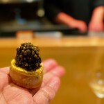 銀座 大石 - 第1の皿。 手渡しですが。 白エビと桜エビ、玉ねぎクリームを挟んで大量のキャビアをのせたクジュール。 定番メニューですが、一皿目から驚きです。 これ、ただ素材を重ねただけじゃないんです。 キャビアはスモークされ、玉ねぎが甘く香り、咀嚼する事に品のある複数の香りが絡まり合って、しっかりフレンチなんです。