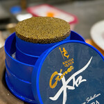 銀座 大石 - 各カウンターの上を、本日のメイン食材がゆっくりと流れていきます。 自動ではなく、手動でね。 ダイナミックなプレゼンテーションです。 まずはキャビア。 オシェトラです。