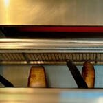 銀座 大石 - 先ほどフライパンでじっくり焼かれてた秋田ポークはこうしてサラマンダー の中で長い時間をかけて火を入れていきます。