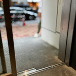 銀座 大石 - 建物のエントランス。 段差なし。