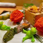 銀座 大石 - 豚のあちこちを使ったテリーヌ。 これも丁寧に作られててワインが進みますねー。 手前の緑のはきゅうりのソース。 夏らしい爽快なソースでテリーヌを楽しませてくれます。 関東は今日から雨が続きます。 カエルを目にする季節です。