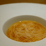 銀座 大石 - すっぽんコンソメスープの素麺。 精進出汁でも一番出汁でもない、普段、鮨屋では体験できないスープ。 素麺は、蜘蛛の糸。（ほんとなんだから） スッポン遣って手作りされたコンソメは、見た目以上に濃く奥深いんです。 箸で素麺をズズっ〜ってやるんだけど、しっかりとフレンチ。