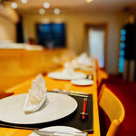 銀座 大石 - 11名分のカウンター。 ほぼ鮨屋ですね。