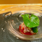 銀座 大石 - カツオの炙り。 なんとかベリーとハリッサのソース。 ハリッサは唐辛子ベースのアフリカの調味料。 僕もよく使いますが、ベリー系のソースと相性がいいんです。 そしてこういう組み合わせを創造するシェフの感性と旨さにびっくり。 だって、あのノコギリ引いてるシェフですよ！ これぞフレンチ。 めちゃくちゃ旨い！ 葉の上に小さなアマガエルがいそうな感じ。