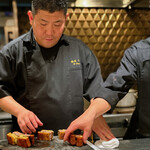 銀座 大石 - 「さぁー、後半、まいりましょー」 「みなさん、がんばって食べてください！」って大きな声でシェフから。 弟子くんはシェフの動きをよく見てますねー。 11人全員のリクエストに応じて、ポーションを調整中。