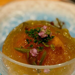 銀座 大石 - ウニのコンソメゼリー寄せ。 下にはカリフラワーのクリームが敷いてあり、これが一番香ります。 北海道産ムラサキウニがたぷりと使われ、上層だけだとほぼ和食の風味と味わい。 でも、下から上まで、ざっくり混ぜていただくと、あら〜、しっかりフレンチに。 旨〜。 この料理は北島亭へのオマージュですね。