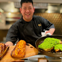 銀座 大石 - メインディッシュ、焼き上がりました。 ラムの２種仕立て。 この笑顔に、ついつい、シェフの顔にフォーカスしちゃう。 主役は料理なんだけど・・