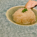 銀座 大石 - 鶏とごはんは、こうなりました。 リゾットではなく、これは、おじやですかね。 スープに浸った海南鶏飯のようですね。 上品な、日本人が大好きな味わい。 これは標準のポーション。 もう食欲爆発です。 きれいで深みのある味わい。 旨いですねー、これ。