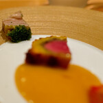 銀座 大石 - 香草焼きされたラム。 こちらはしっかりラムの香りが残ってて、僕はこちらのほうが断然好き。 肉や魚の「臭み」がないことを美味しいと表現する人が多いけど、「臭み」は、それが劣化臭でない限り、素材の「香り」と「旨味」以外のなにものでもありません。 鯛には鯛の、鰆には鰆の、ラムにはラムの、鴨には鴨の、それぞれの香りがあってこそ。 これは野生の血が騒ぎます。 もっと大きなポーションでも食べれたな。。