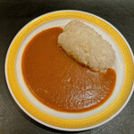 銀座 大石 - カレーなのです。 なんでカレー？ なんだけど、カレーはみんな大好き。 野菜のピュレが大量に溶け込んだ、軽くて優しいスパイシーカレーなのです。 ポーションがほんとにいろいろで、スプーン一杯くらいから大盛りまで。 僕のは標準の量。 実は、コーヒーカップのソーサーを少し大きくしたサイズなんです、この皿。