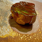 銀座 大石 - デセール。 シュー皮の中には、たっぷりの抹茶クリーム。 大人の苦みと渋み。 そして、めちゃくちゃ濃厚なキャラメルソース。 これは、カッコつけずに手でいただくのが旨い食べ方。