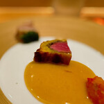 銀座 大石 - さぁ、メインディッシュです。 僕のパイ包み焼きは1/2ポーション。 パイとラムの間には、刻んだきのこが挟まれてます。 ラムとは思えないピュアで清廉な味わい。 ソースも旨い。