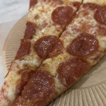 Nim's Pizza - これはペパロニ、外さない鉄板メニュー。無料のハラペーニョもトッピングしてもらおう！あとはピザハーブも、ヵーリックパウダーと共に。