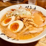 すみれ - 白ネギと半熟卵とメンマとチャーシューのトッピングで