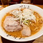 すみれ - 半熟卵と白ネギとチャーシューのトッピングで