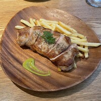 ウォルプタス 東京駅グランルーフ店 - 北海道産神威豚のロースト。美味し。